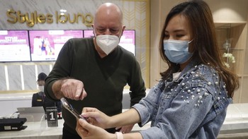 CMO PT Lippo Mall, Danny Crayton, dan Head of Digital Lippo Malls Indonesia, Gebreine Jessyca Palit memperlihatkan tampilan versi 3.0 terbaru Styles, aplikasi customer loyalty rewards  Lippo Malls,  tampilan desain yang modern dan trendi untuk memudahkan pengguna serta memperkuat identitas dengan pemilihan warna magenta sebagai brand identity color.