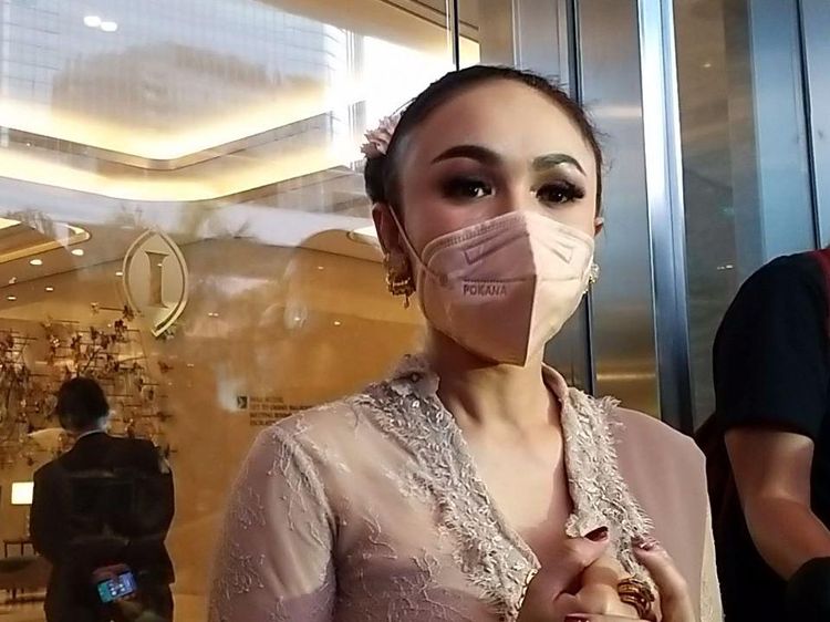 Potret Yuni Shara Hadiri Siraman Atta-Aurel