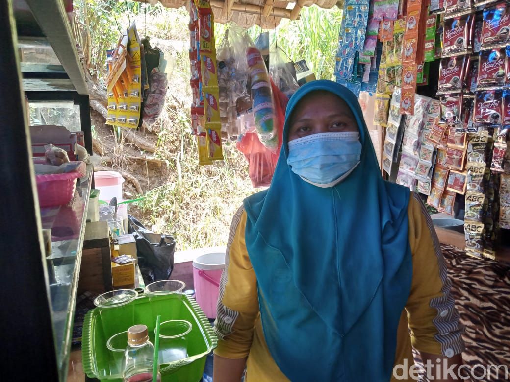 Yuyun, warga yang berharap Jl Raya Tanjung Burung di Kabupaten Tangerang. (Kadek M Luxiana/detikcom)