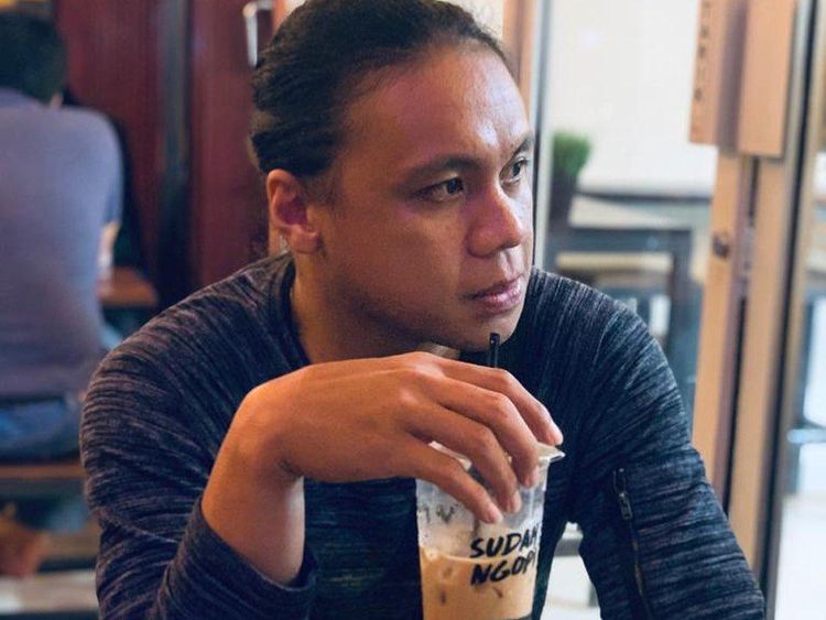 Keseruan Amasya Manganang Saat Minum Kopi dan Makan di Tepi Pantai