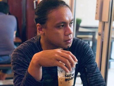 Keseruan Amasya Manganang Saat Minum Kopi dan Makan di Tepi Pantai