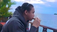 Begini pose santai Amasya saat menikmati makan siang. Ia menyantap banyak makanan dengan pemandangan laut yang keren. Foto: Instagram amasyamanganang