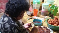 Di Instagram, Amasya sering memamerkan foto kedekatannya dengan orang tua. Salah satunya ketika ia memperlihatkan aktivitas ibunya saat bikin donat. Foto: Instagram amasyamanganang