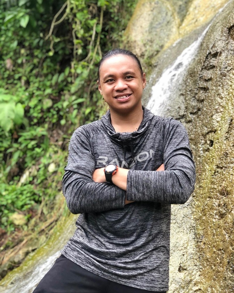 Amasya Manganang Saat Minum Kopi dan Makan di Tepi Pantai