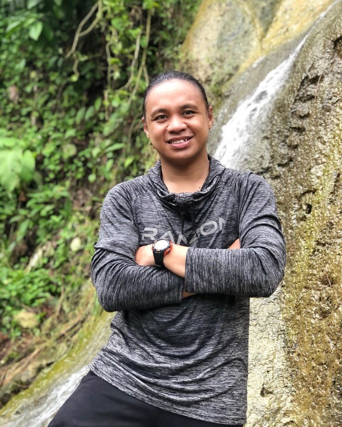 Amasya Manganang Saat Minum Kopi dan Makan di Tepi Pantai Amasya Manganang Saat Minum Kopi dan Makan di Tepi Pantai