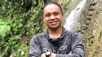 Setelah Aprilia Manganang yang telah resmi menjadi laki-laki, kini giliran kakaknya, Amasya Manganang yang juga segera mengubah identitasnya. Amasya telah melakukan serangkaian pemeriksaan medis di RSPAD Gatot Subroto. Foto: Instagram amasyamanganang