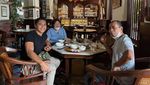 Keseruan Amasya Manganang Saat Minum Kopi dan Makan di Tepi Pantai