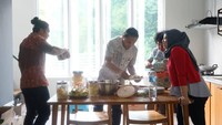 Di foto ini Amasya mengaku punya hobi yang sama dengan Aprilio Manganang. “Kalau ketemu gak akan jauh dari meja makan, nanti sadar pas nimbang,” tulisnya. Foto: Instagram amasyamanganang