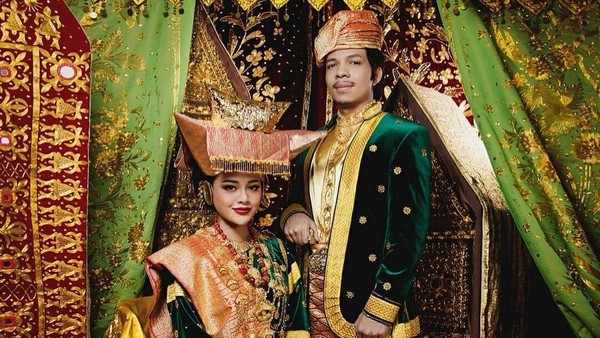 10 Pernikahan Artis Indonesia Ditayangkan Langsung di TV, Terbaru Atta-Aurel