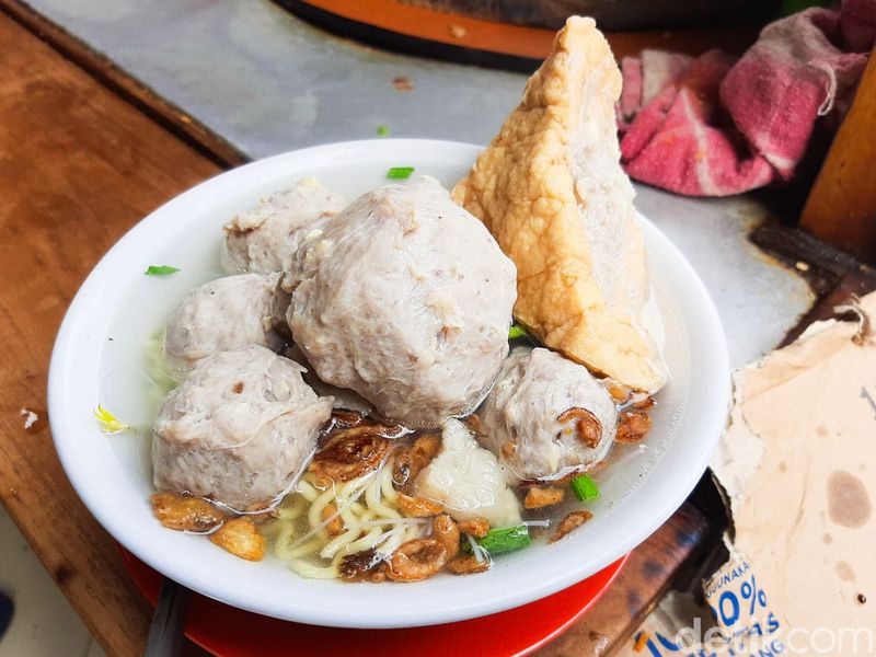 Bakso Pak De BCA Puri, omzetnya mencapai Rp 6 juta sehari.