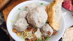Enak Banget! Bakso Pak De BCA Puri yang Selalu Diantre Pembelinya