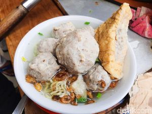 Selalu Diantre, Omzet Bakso Pak De BCA Puri Sehari Rp 6 Juta!