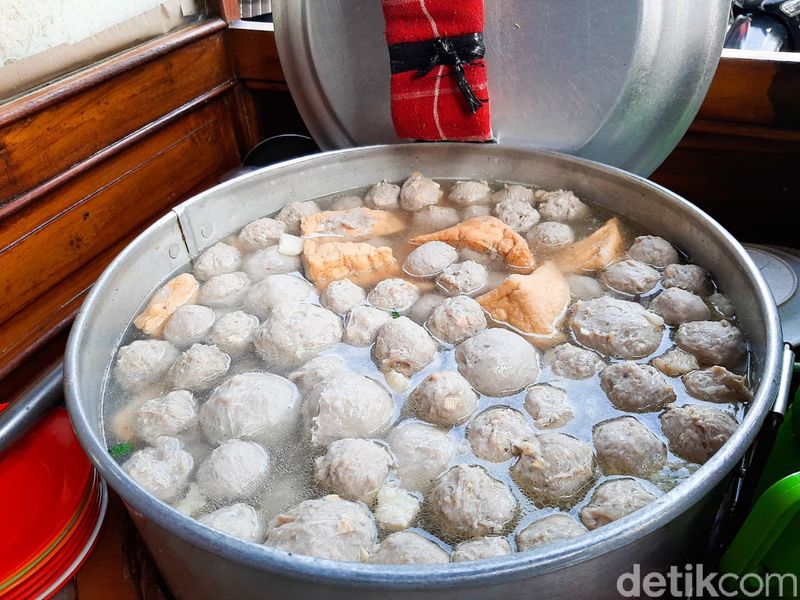 Bakso Pak De BCA Puri, omzetnya mencapai Rp 6 juta sehari.