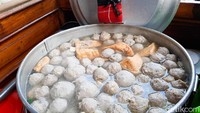 Bakso yang ditawarkan di sini adalah khas Wonogiri. Kuahnya bening dengan cira rasa kaldu tulang sapi yang gurih. Foto: detikFood/Yenny Mustika Sari