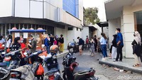 Jualan pada pukul 15.00 WIB, gerobak baksonya sudah diserbu para pelanggan. Puncak ramainya saat pukul 16.00-17.00 WIB. Bahkan, antreannya bisa mengular. Foto: detikFood/Yenny Mustika Sari