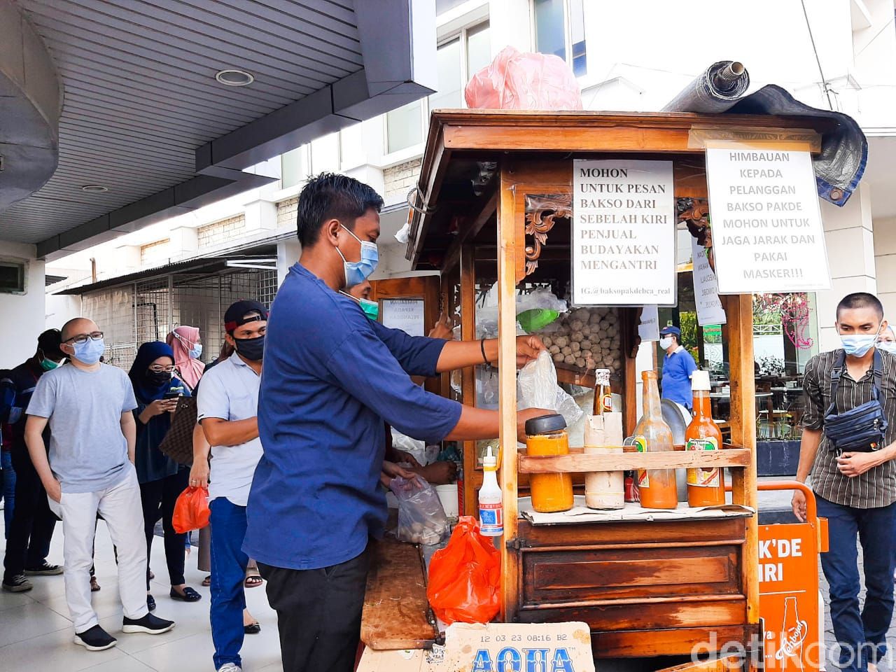 Bakso Pak De BCA Puri, omzetnya mencapai Rp 6 juta sehari.