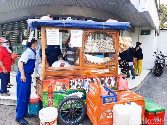 Bakso Pak De BCA Puri Bakso Pak De BCA Puri, omzetnya mencapai Rp 6 juta sehari.