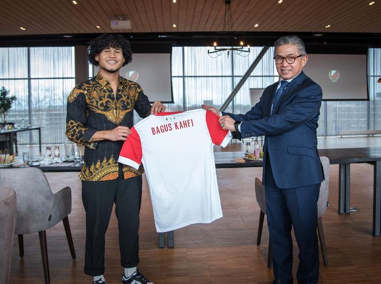 Momen-momen Bagus Kahfi dan Dubes Mayerfas di FC Utrecht