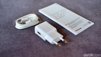 Dalam kotak kemasannya hanya ada petunjuk penggunaan, kabel data dan charger yang mendukung 15W. Foto: Adi Fida Rahman/detikINET