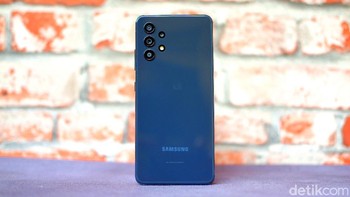 Bagian belakangnya bak dilapisi kaca sehingga membuat tampilannya premium. Foto: Adi Fida Rahman/detikINET