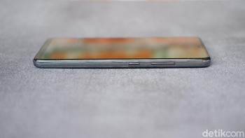 Sisi kanannya terdapat tombol power dan pengaturan volume. Foto: Adi Fida Rahman/detikINET