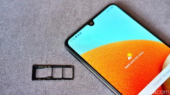 Ponsel ini punya slot Dual SIM 4G dan microSD yang mendukung hingga 1 TB. Foto: Adi Fida Rahman/detikINET