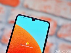 Galaxy A32 Awesome Black, Tampilan Premium Harga Tak Sampai Rp 4 Juta