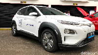 Dikatakan pengoperasian jasa pengisian daya listrik secara darurat ini akan menggunakan metode vehicle to vehicle. Sehingga mobil charging service akan mengisi daya listrik pada mobil listrik konsumen yang diambil dari baterai mobil. Foto: Ilham Satria Fikriansyah/detikOto