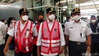 Menhub Budi Karya Sumadi meninjau Stasiun Jatinegara yang telah selesai direnovasi.