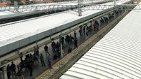Kini penumpang yang ingin berpindah peron tidak harus menyeberang rel lagi.