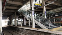 Stasiun Jatinegara yang baru sudah dilengkapi dengan overpass, sehingga penumpang lebih mudah dan aman jika ingin berpindah peron.