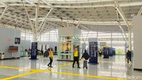 Di stasiun ini, khusus pengguna KRL yang hendak masuk/keluar stasiun dapat menggunakan pintu sisi timur, sedangkan pengguna kereta jarak jauh yang baru tiba menggunakan pintu sisi barat untuk keluar stasiun.