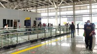 Kini, Stasiun Jatinegara dirancang lebih modern minimalis, namun desain bagian depan stasiun tidak diubah sama sekali.