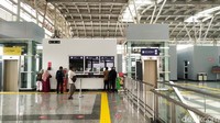 Untuk konektivitas intermoda antar kereta jarak jauh (Intercity) dan KRL terakomodir dengan adanya gate tiket di dalam area peron.