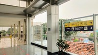 Stasiun ini juga terintegrasi langsung dengan layanan halte Transjakarta di sisi barat. 