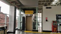 Selain penambahan luas bangunan dan mengubah penyeberang rel menjadi overpass, stasiun yang baru ini juga dilengkapi dengan fasilitas pelayanan yang lebih baik misalnya ada eskalator dan lift untuk memudahkan penumpang khususnya penumpang disabilitas.