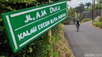 Petunjuk jalan yang dibuat dengan nada humor terlihat di Kawasan Megamendung. Cukup membuat senyum saat nafas ngos-ngosan di jalan menanjak.
