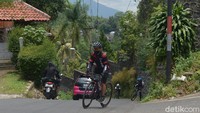 Pesepeda melalui tanjakan curam dengan posisi off sadel (berdiri di pedal dan tidak duduk di sadel) untuk menambah tenaga. Kawasan ini dipenuhi villa dan tempat peristirahatan akhir pekan warga Jabodetabek.