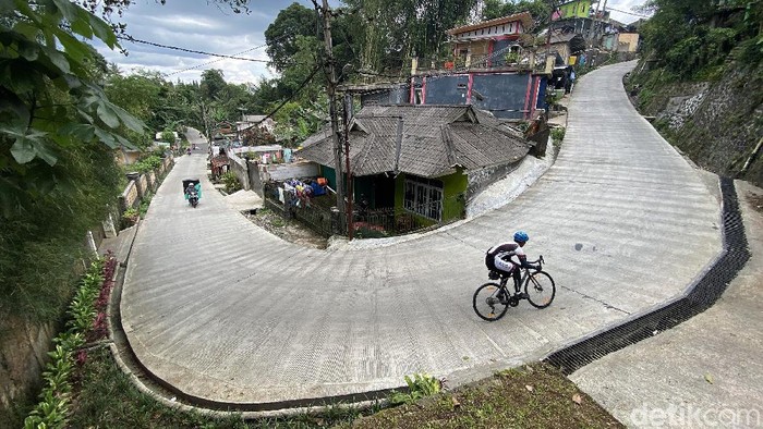 Para pesepeda terlihat melintas di kawasan perbukitan Megamendung hingga Cisarua, Bogor, Jawa Barat, akhir pekan lalu. Trek yang naik turun hingga gradien 20 persen menyita tenaga para pesepeda hobi maupun enthusiast. Lihat foto-fotonya.