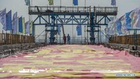 Jembatan lengkung ini merupakan titik kritis pembangunan di area Bekasi, tepatnya di KM21+156 Tol Jakarta-Cikampek arah Jakarta. Pasalnya jembatan ini dibangun melintasi jembatan cable-stayed Grand Wisata yang melintang di atas akses ramp Jalan Tol Jakarta-Cikampek. Foto: Dok. Xinhua/Veri Sanovri
