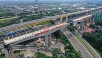 Bentang panjang yang berhasil didaratkan di atas jembatan Grand Wisata Bekasi ini memiliki panjang 273,6 meter dengan tinggi dermaga utama 25,5 meter dan tinggi balok 9,2 meter. Foto: Dok. Instagram Kereta Cepat Jakarta-Bandung