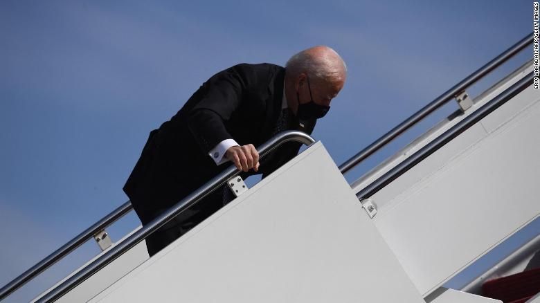 joe biden tersandung