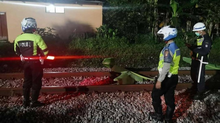 Warga Trenggalek ditemukan tewas setelah menabrakkan diri ke Kerata Api Malabar di Tulungagung. Tubuh korban mengenaskan.