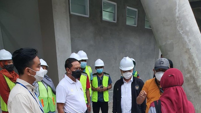 Kemenpora Tinjau Pembangunan GOR Manahan Solo bareng Walikota Solo Gibran Rakabuming, Sabtu (20/3/2021)