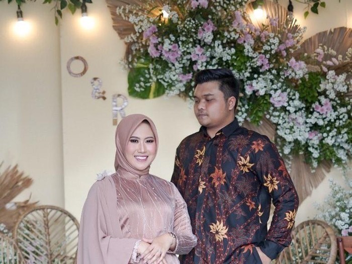 Kisah viral mahasiswi yang dilamar oleh dosen pembimbingnya. Kisah viral mahasiswi yang dilamar oleh dosen pembimbingnya.