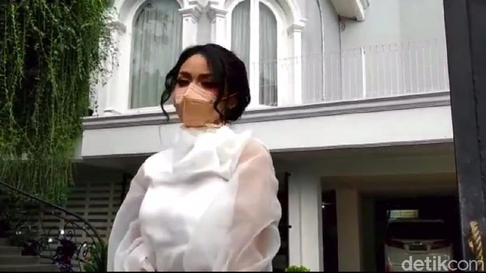 Krisdayanti klarifikasi soal ketidakhadirannya di acara siraman Aurel Hermansyah