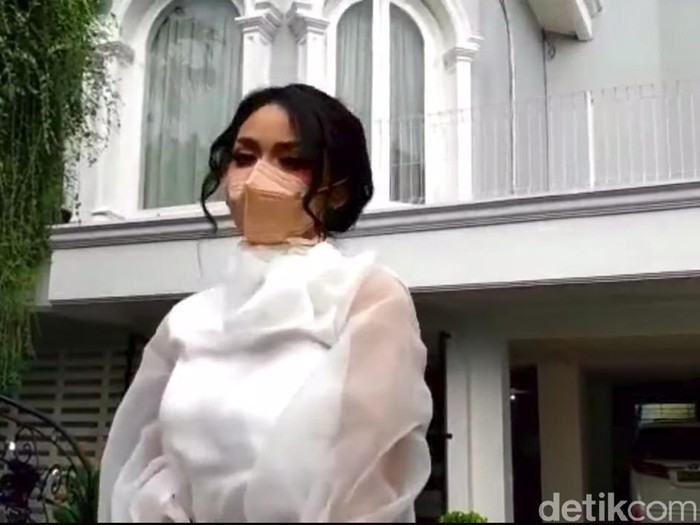 Krisdayanti klarifikasi soal ketidakhadirannya di acara siraman Aurel Hermansyah