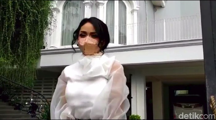 Krisdayanti klarifikasi soal ketidakhadirannya di acara siraman Aurel Hermansyah