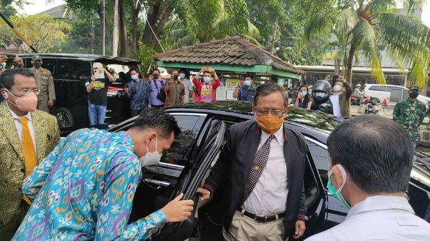 Mahfud MD kunjungi Kopo Johny untuk berbincang dengan Hotman Paris.