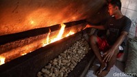 Salah satu sentra ikan asap yang cukup kesohor di Kota Wali tersebut ada di Desa Wonosari, Kecamatan Bonang, Kabupaten Demak.